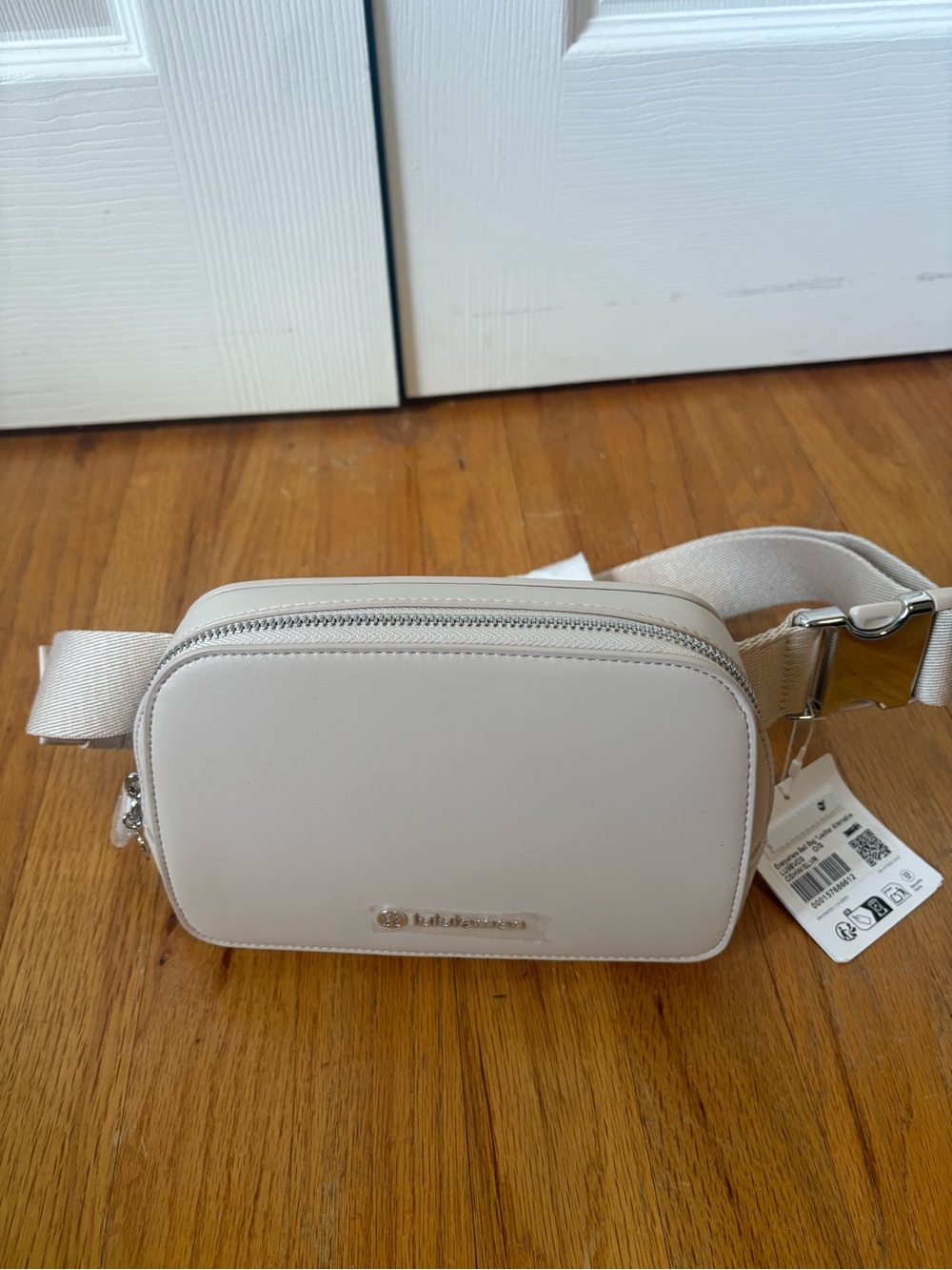 Lululemon Everywhere Belt Bag/Leather Alternative - Picture 3 of 8